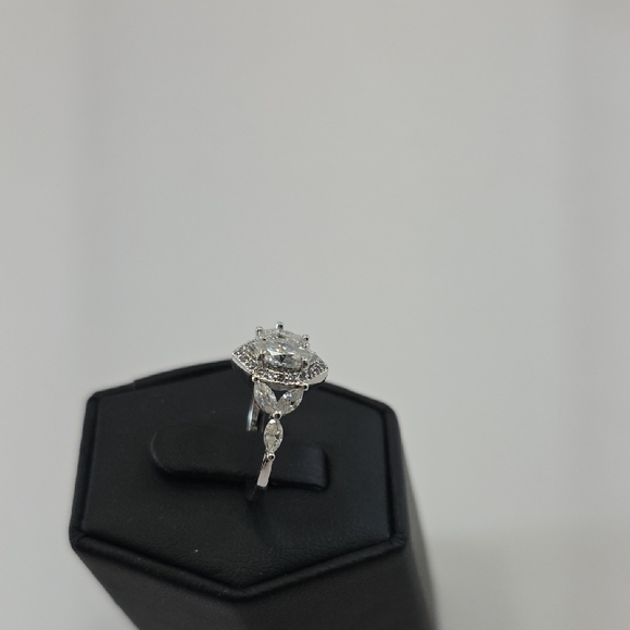 💎 GRA Certified Moissanite Halo Ring | 1CT TW | White Gold Filled | Size 6 - Picture 5 of 7